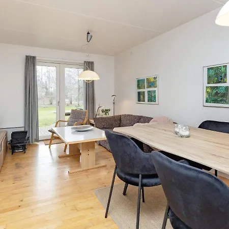 Apartment V *