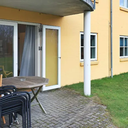 Apartment V Hals